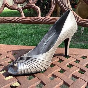 Aidrianna Papell Boutique Silver Metallic Satin Peep Toe Pump Heels Size 8.5
